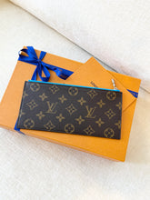 Load image into Gallery viewer, 💙 NEW!! LOUIS VUITTON 2025 Monogram Zippy Coin Purse / Gaston Blue
