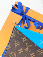 Load image into Gallery viewer, 💙 NEW!! LOUIS VUITTON 2025 Monogram Zippy Coin Purse / Gaston Blue
