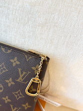 Load image into Gallery viewer, 🤎NEW!! LOUIS VUITTON 2025 Monogram Cles Chain Key Pouch M
