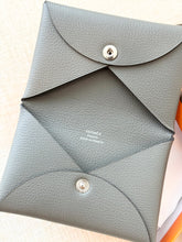 Load image into Gallery viewer, Hermes Evercolor Calfskin Calvi Card Holder / Gris Meyer / 2022
