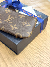 Load image into Gallery viewer, LOUIS VUITTON 2024 Monogram Cles Chain Key Pouch

