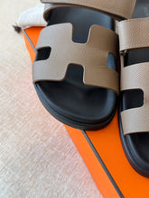 Load image into Gallery viewer, Hermes Women’s Epsom Calfskin Chypre Sandals / Étoupe / (EU)39
