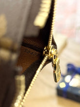 Load image into Gallery viewer, LOUIS VUITTON 2024 Monogram Cles Chain Key Pouch
