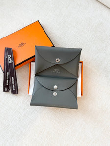 HERMES 2024 Calvi Duo Compact Card Holder in Gris Meyer / Evercolor