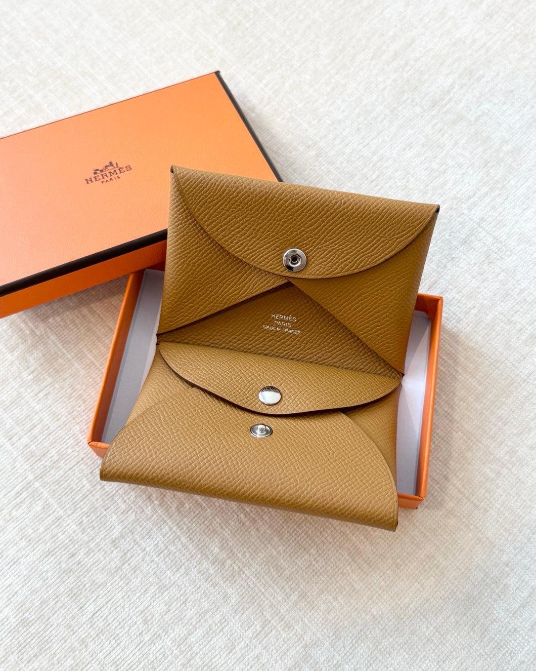 HERMES 2023 Calvi Duo Epsom Leather Card Holder / Sesame