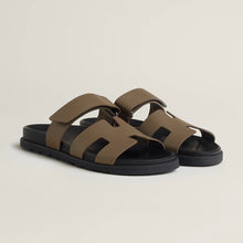 Load image into Gallery viewer, Hermes Women’s Epsom Calfskin Chypre Sandals / Étoupe / (EU)39
