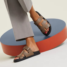 Load image into Gallery viewer, Hermes Women’s Epsom Calfskin Chypre Sandals / Étoupe / (EU)39
